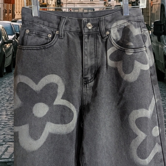 NWT Adika Floral Patterned Gray wash Jeans Size Small - Picture 4 of 7